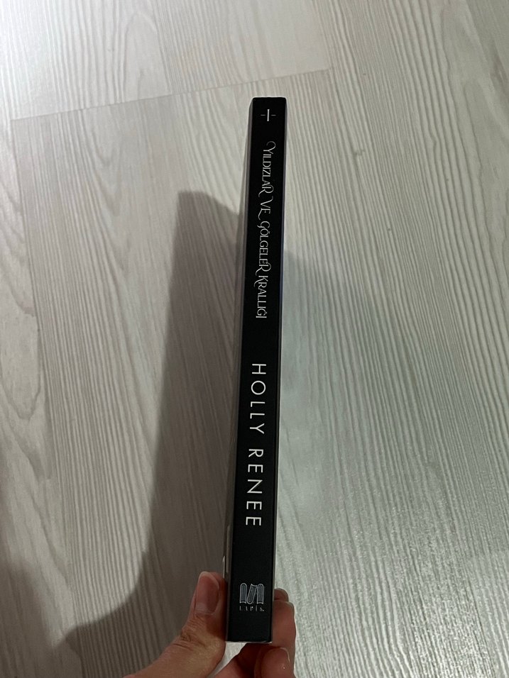 Yıldızlar ve Gölgeler Krallığı Romanı - Görsel 5