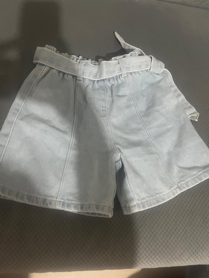 Beyaz Kemerli Rahat Kesim Mini Denim Şort - Görsel 2