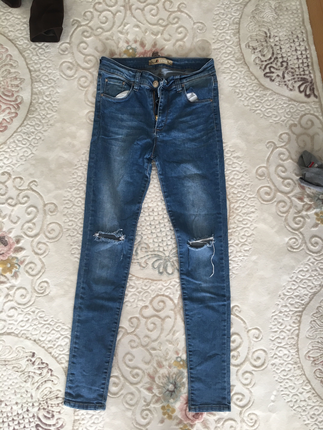 Dizleri yırtık jean