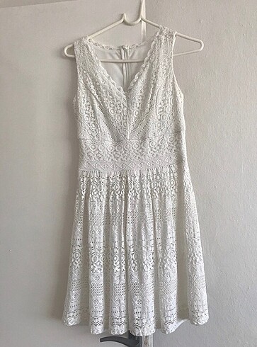 Beyaz tüllü elbise