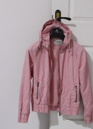 pembe kapşonlu yağmurluk