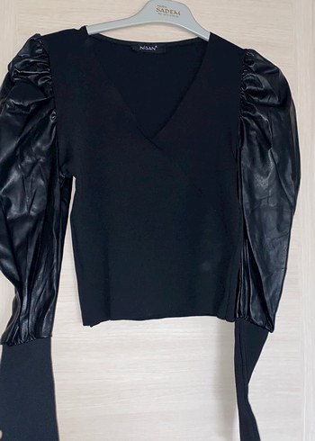 Siyah Deri Kemerli V Yaka Bluz - Görsel 4