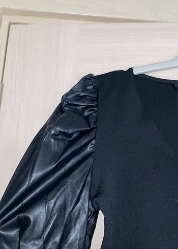 Siyah Deri Kemerli V Yaka Bluz - Görsel 2