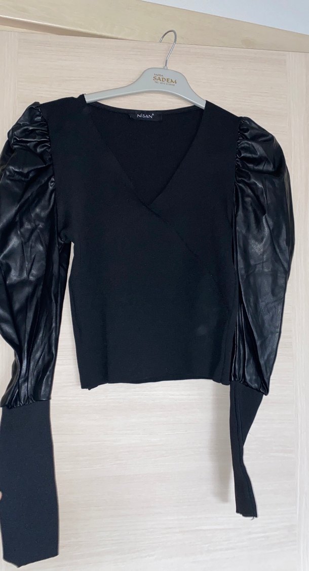 Siyah Deri Kemerli V Yaka Bluz - Görsel 4