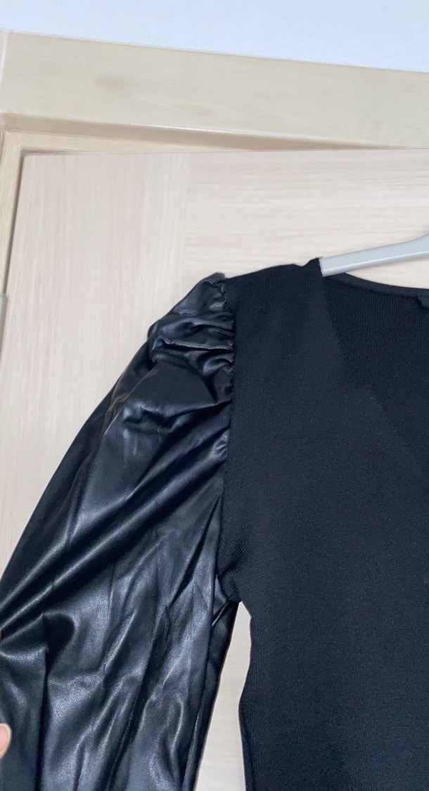 Siyah Deri Kemerli V Yaka Bluz - Görsel 2