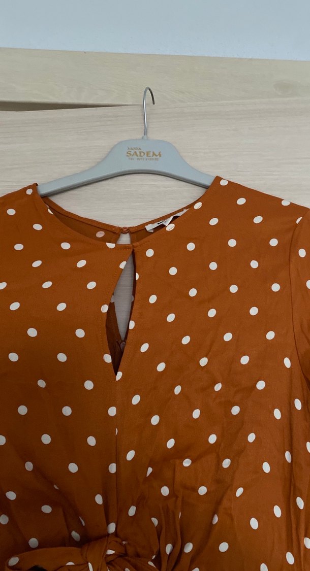 Düğmeli Kahverengi turuncu Puantiyeli Midi Elbise - Görsel 4