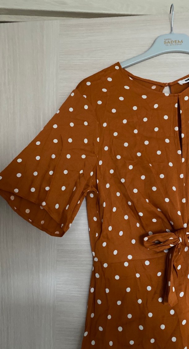 Düğmeli Kahverengi turuncu Puantiyeli Midi Elbise - Görsel 3