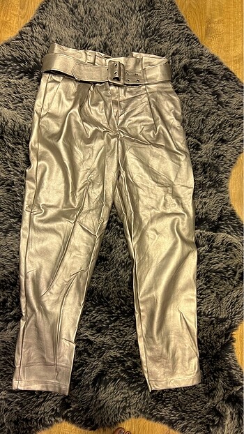 Gri Parlak Deri Havuc Pantalon