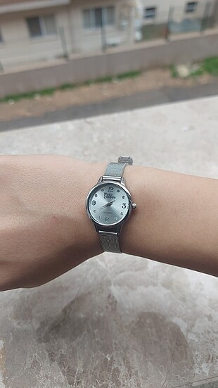 Gümüş renk kol saati