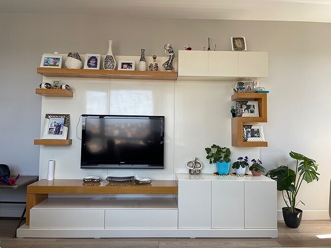 Tv ünitesi ve 6 sandalye ve yemek masası