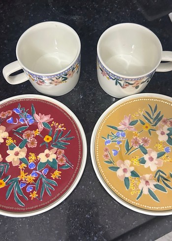 English HomeÇiçek Desenli İki Kupa ve Tabak Seti