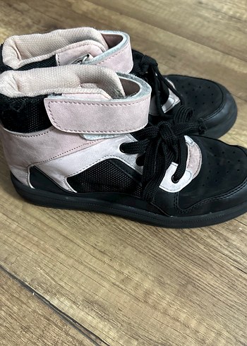 LC Waikiki Kız Çocuk Siyah-Pembe Bağcıklı Spor Ayakkabı