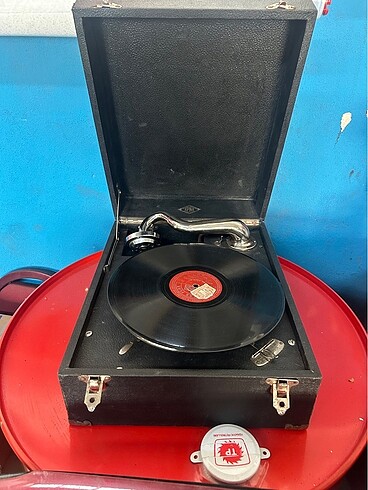 Gramofon plak çalar