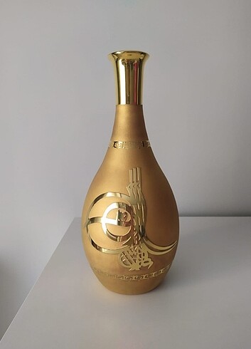  turalı olan altın rengi vazo