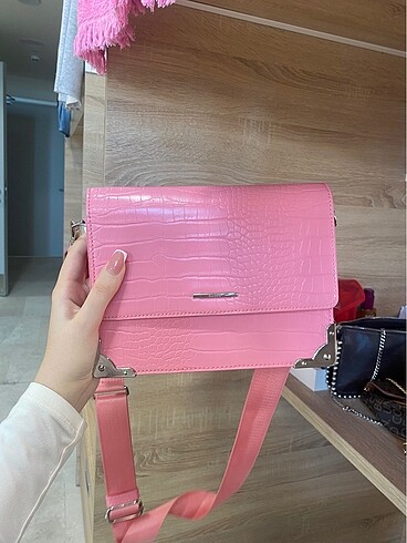bershka pembe canta