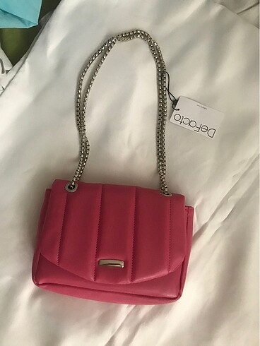 Pembe çanta