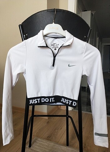 Beyaz nike crop