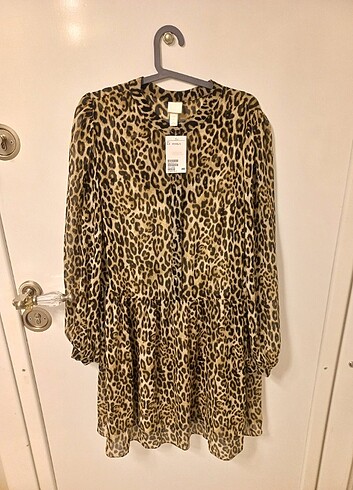 H&M markalı etiketi üzerinde Leopar elbise