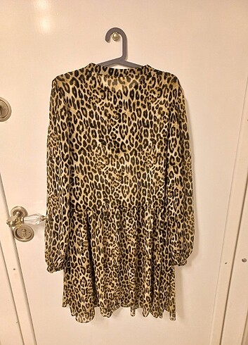 l Beden H&M markalı etiketi üzerinde Leopar elbise