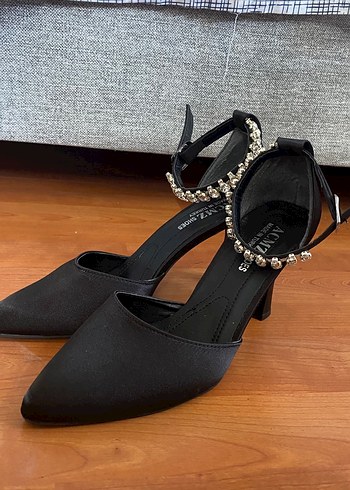 Siyah Parlak Saten Stiletto Boncuklu