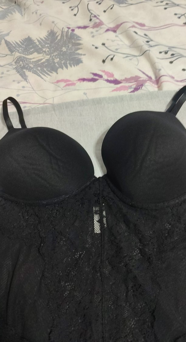Siyah dantelli badı tek kusuru göğüs telının biri yoktur - Görsel 3