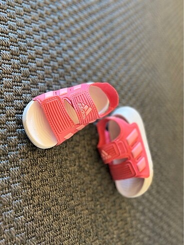 21 Beden Adidas Bebek Sandalet 21 numara