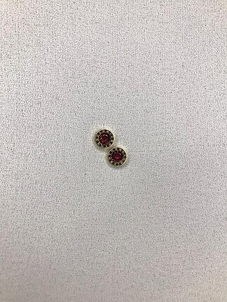 Romen rakamlı kırmızı taşlı küpe