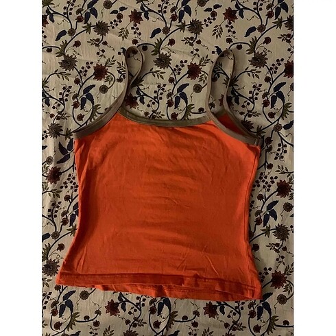turuncu askılı bluz crop