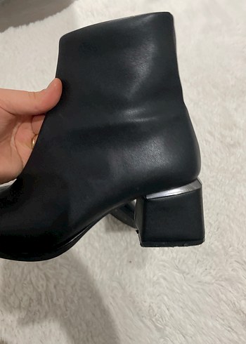 Siyah Deri Tokalı Topuklu Kadın Bot - Görsel 4