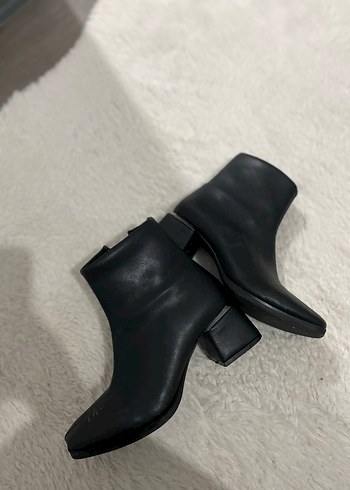 Siyah Deri Tokalı Topuklu Kadın Bot - Görsel 3