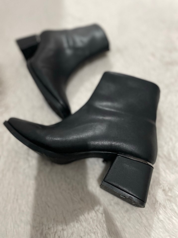 Siyah Deri Tokalı Topuklu Kadın Bot - Görsel 2