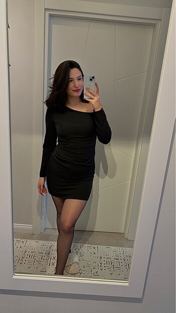 Uzun kollu mini siyah elbise