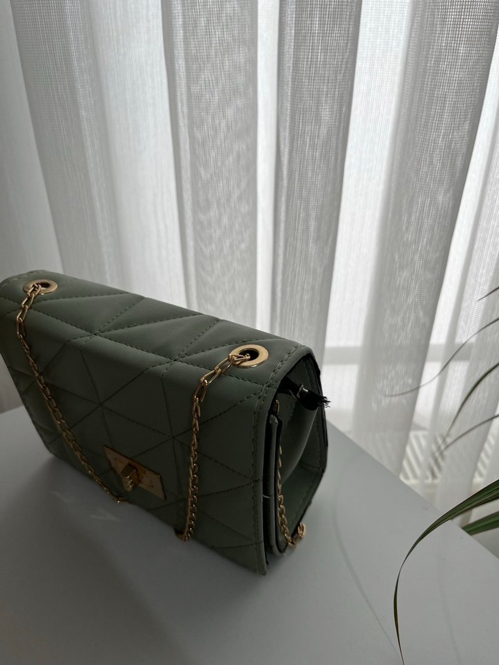 Zincir Detaylı Koyu Yeşil Yılan Desenli Deri Çanta - Görsel 3