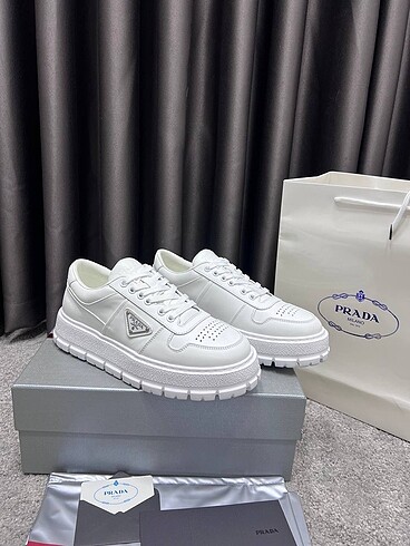 42 Beden beyaz Renk Prada sneakers