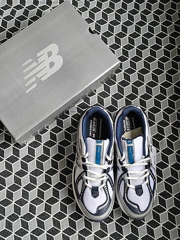 42 Beden beyaz Renk New Balance