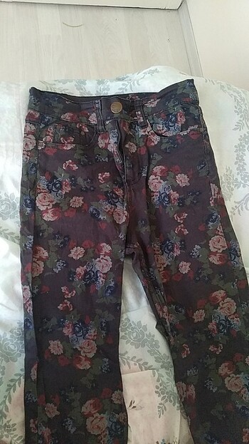 Çiçek desenli kot pantolon 