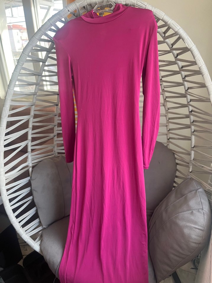 Pembe Yüksek Yaka Uzun Kollu vatkalı elbise arka yırtmaçlı var - Görsel 2