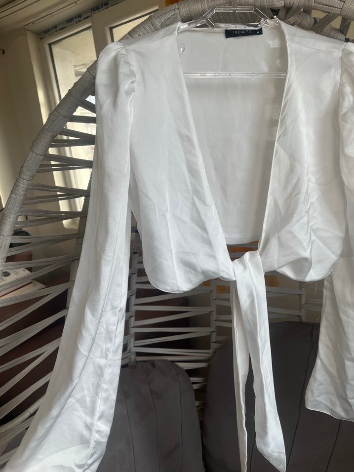 Beyaz V Yaka Drapeli saten bluz - Görsel 2