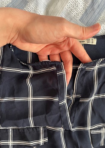 Lacivert kareli kolsuz ince gömlek bluz - Görsel 3