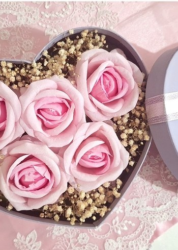 Solmayan Pembe Gül Kalpli Kutuda