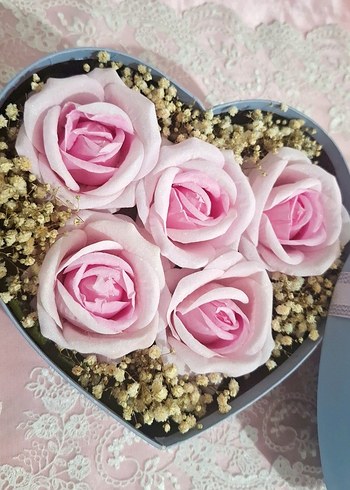 Beden Solmayan Pembe Gül Kalpli Kutuda