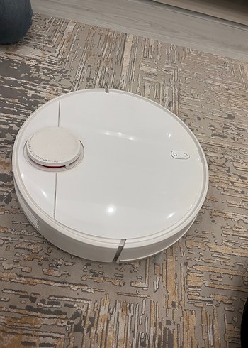 Beyaz ve Gri Robot Süpürge