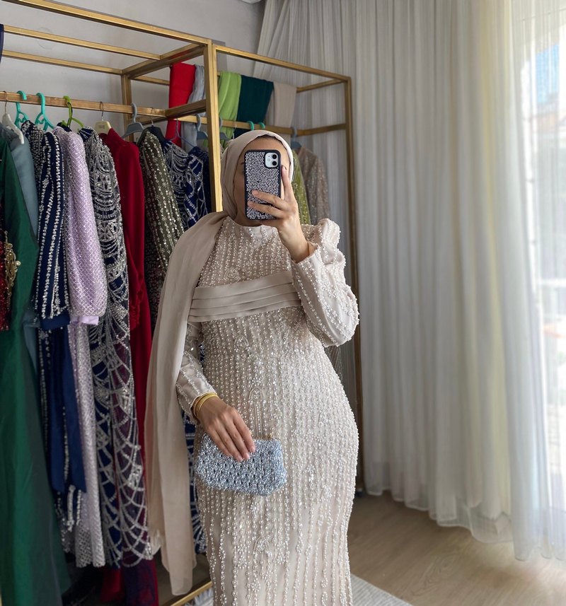 İnci İşlemeli Uzun Beyaz Abiye Elbise - Görsel 3