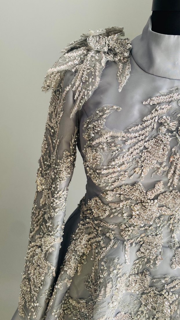 Drapeli İşlemeli Gri Uzun Abiye elbise - Görsel 4