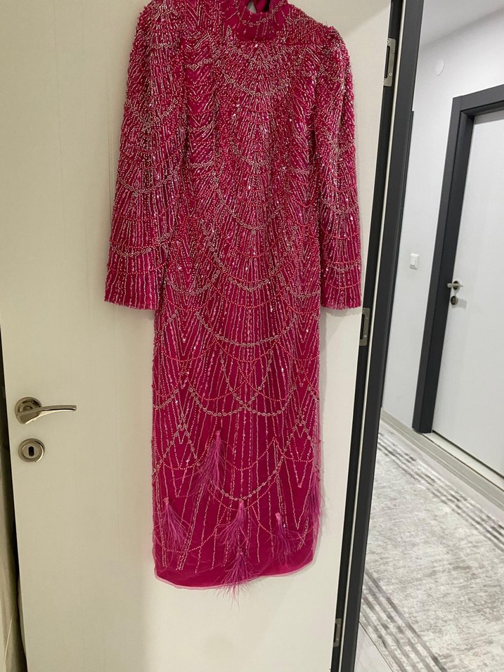 Uzun Kollu Boncuk İşlemeli Pembe Elbise - Görsel 3