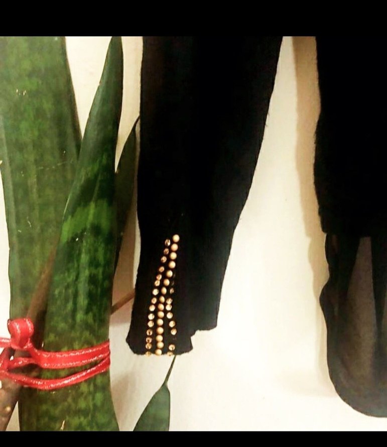 İnci İşlemeli Yakalı Siyah Kadın Gömlek - Görsel 3