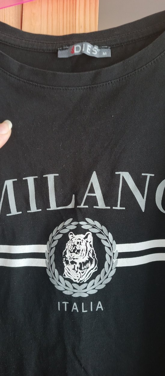 Düğmeli Siyah Tişört - Görsel 3