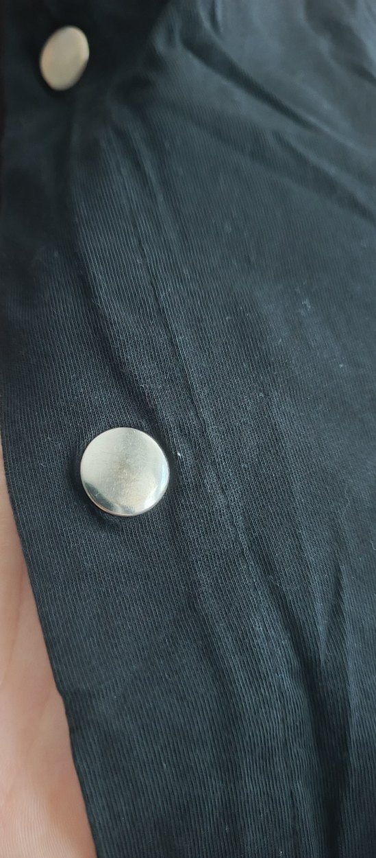 Düğmeli Siyah Tişört - Görsel 2