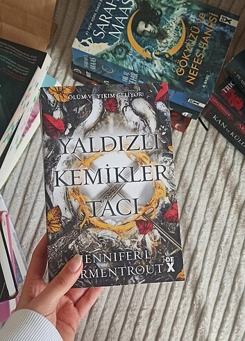 Yaldızlı kemikler tacı
