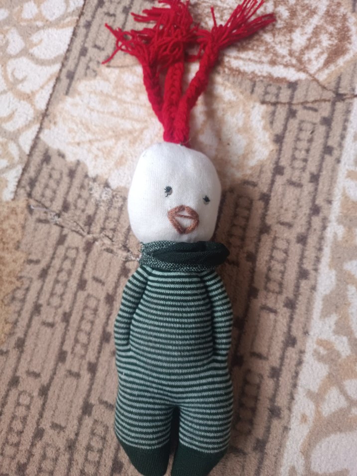 Kırmızı saçlı çizgili tulumlu oyuncak bebek el yapımı - Görsel 2